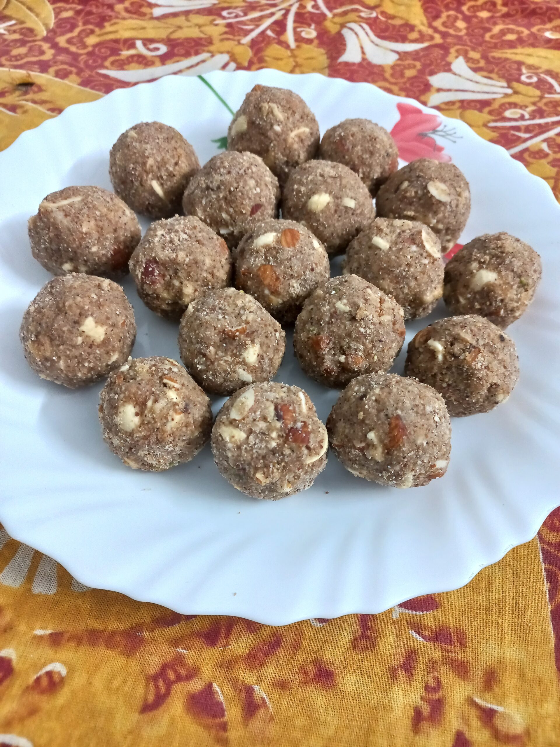 Udad dal dink dryfruit laddu